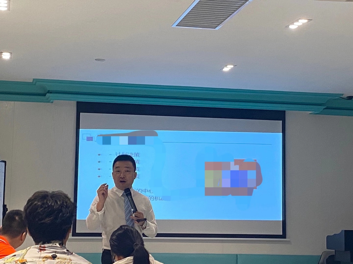 10月12日陈西君老师给广州公司中层管理干部讲授《MTP之领导力提升与沟通技巧》培训圆满结束！