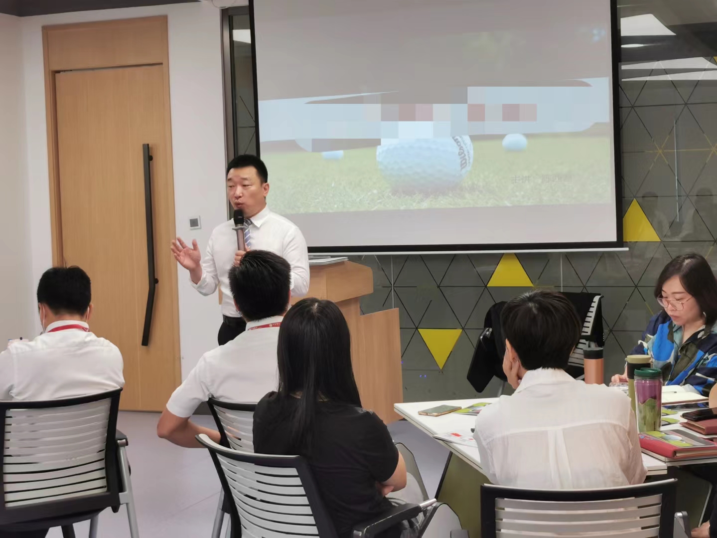 10月16陈西君老师在深圳给某银行信用卡中心中层干部讲授《教练式领导力》培训圆满结束！