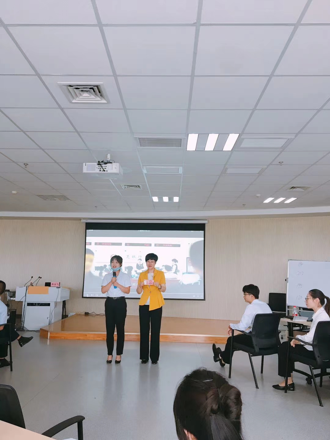 7月26日，周云飞老师为甘肃某工行讲授第二期《新员工服务礼仪与沟通技巧》圆满结束！