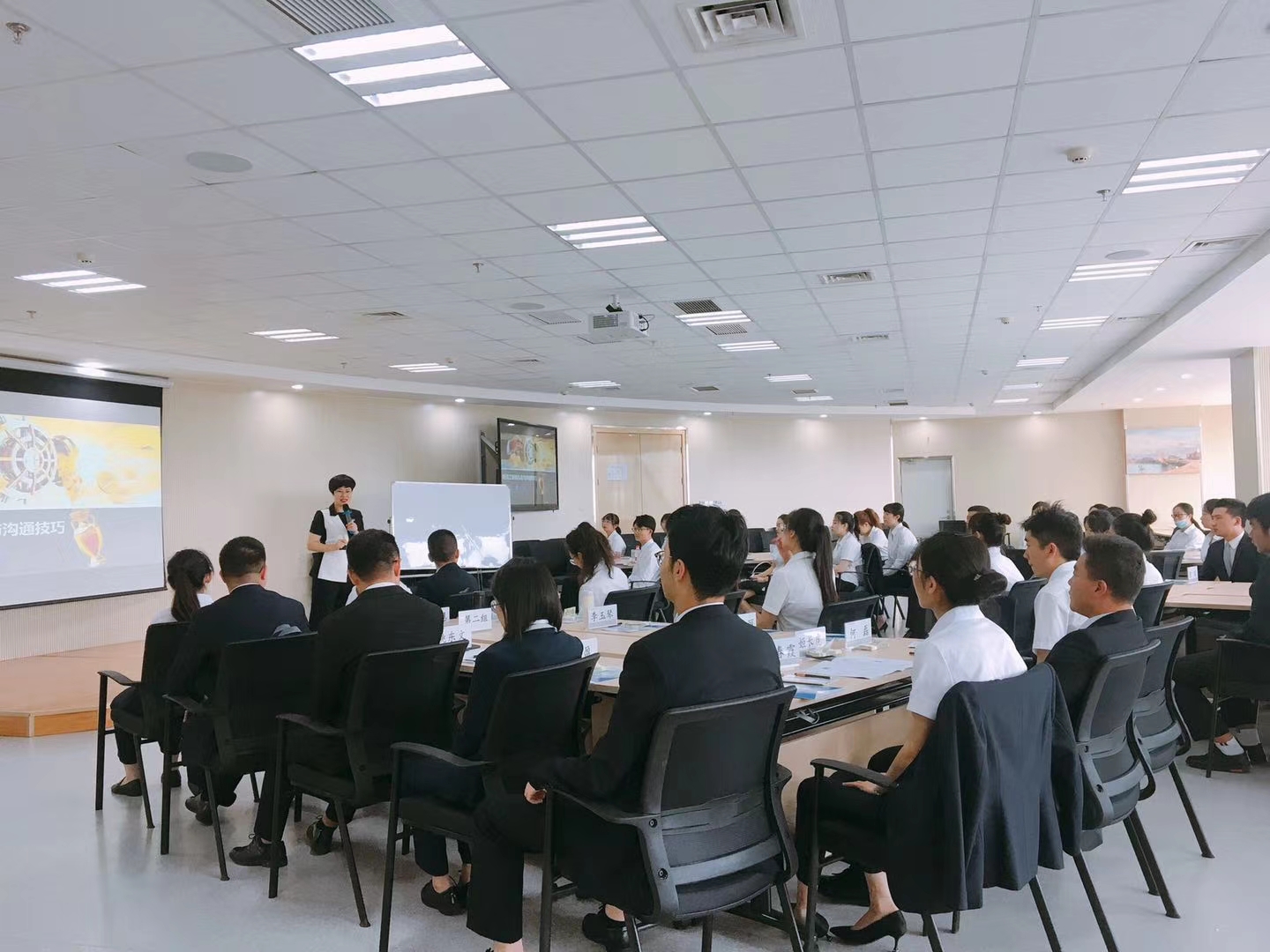 7月26日，周云飞老师为甘肃某工行讲授第二期《新员工服务礼仪与沟通技巧》圆满结束！