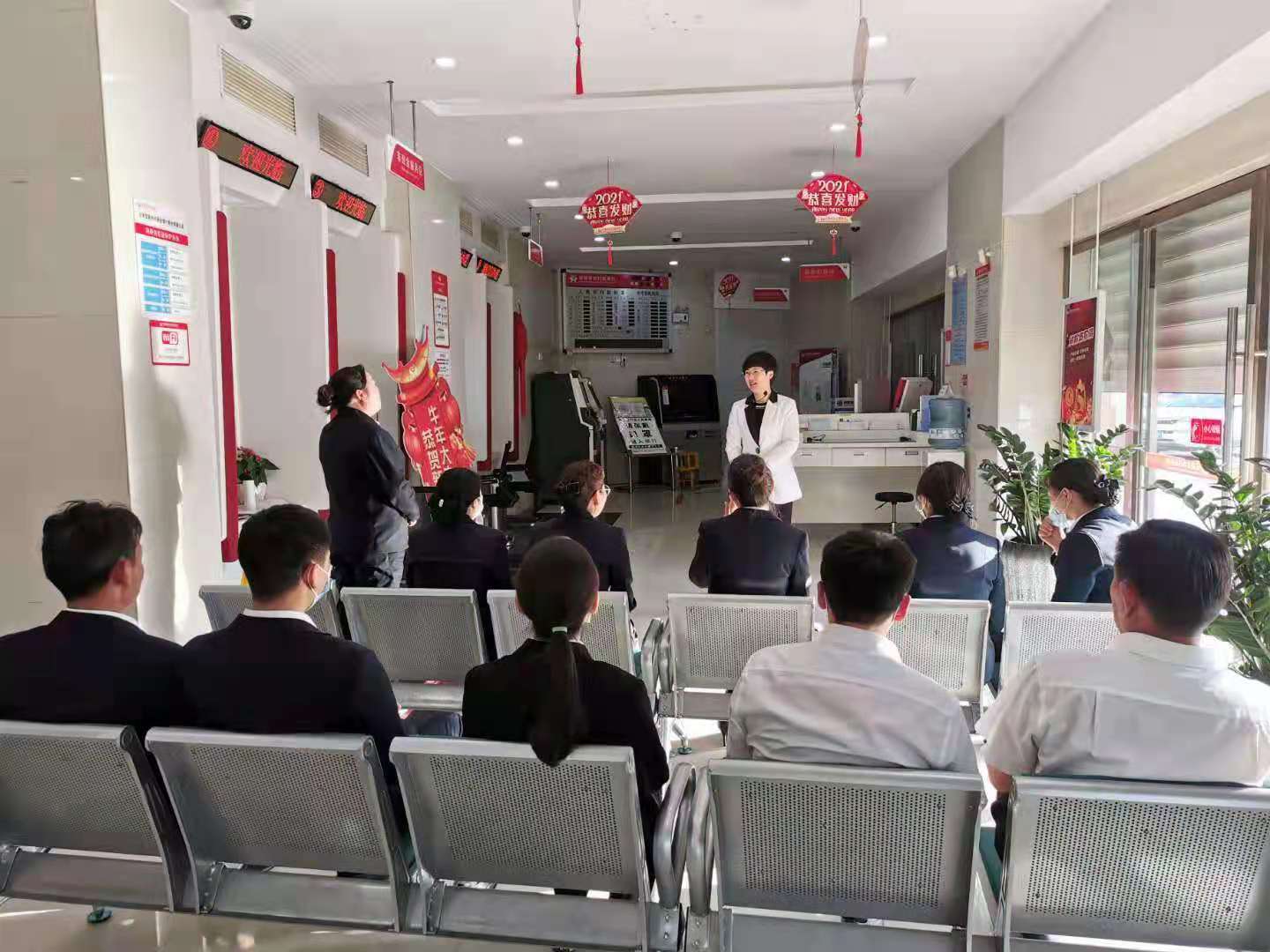4月22~24日，【周云飞老师】为昆明龙陵农商行进行《星级网点服务》培训圆满结束
