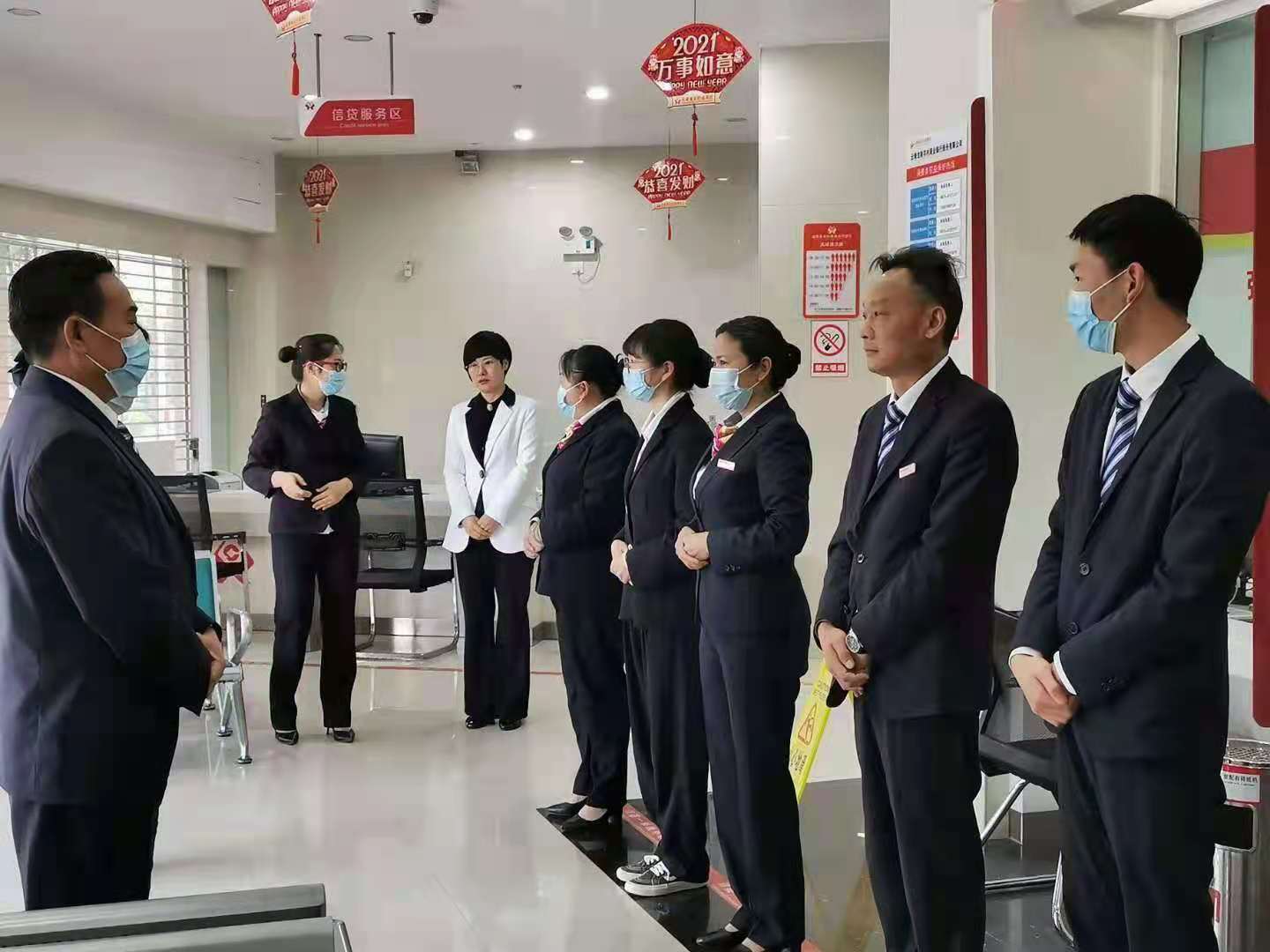 4月22~24日，【周云飞老师】为昆明龙陵农商行进行《星级网点服务》培训圆满结束