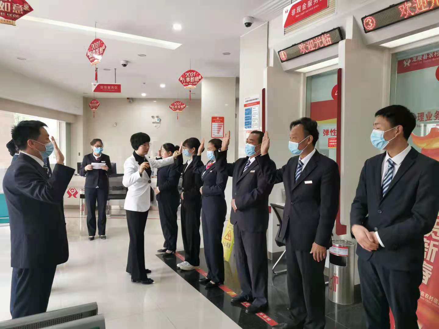4月22~24日，【周云飞老师】为昆明龙陵农商行进行《星级网点服务》培训圆满结束