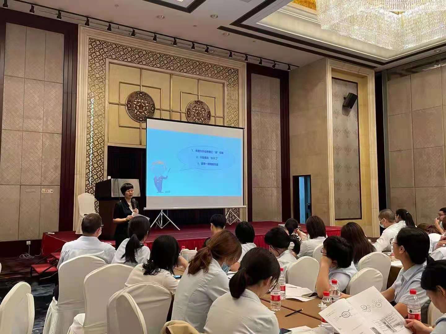 5月9日.周云飞老师为建设银行讲授最后一期《银行网点服务礼仪及标准化服务流程》圆满结束