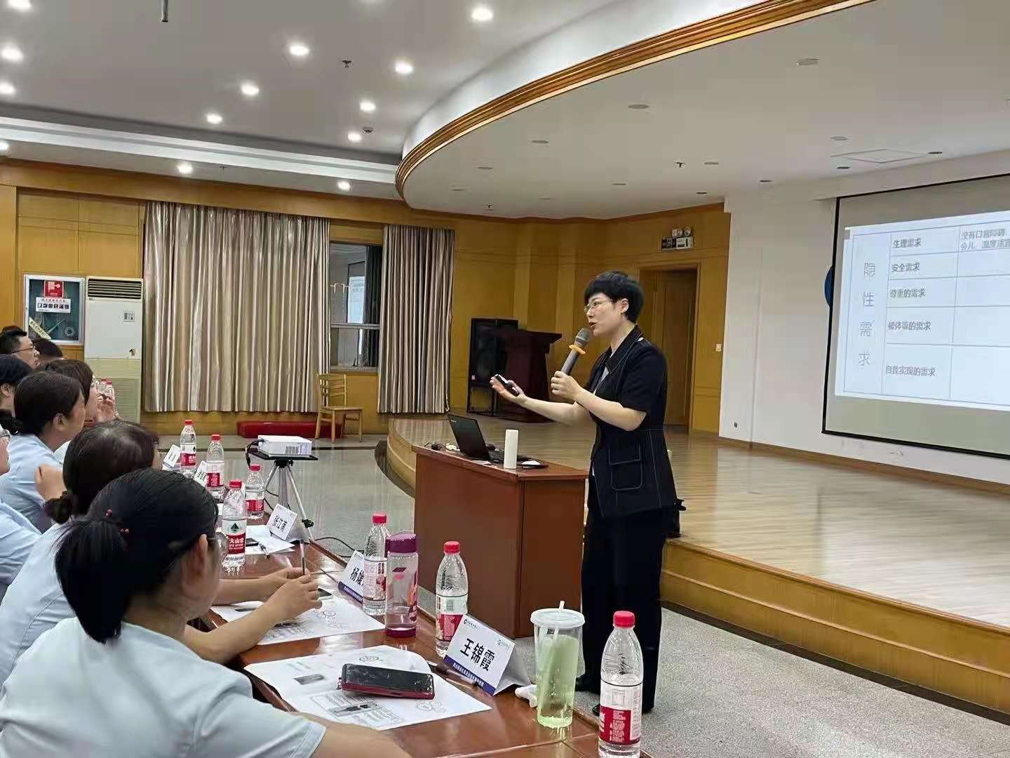 5月9日.周云飞老师为建设银行讲授最后一期《银行网点服务礼仪及标准化服务流程》圆满结束