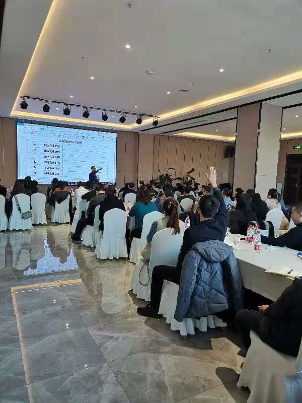 杨楠老师11月30日在哈尔滨给某保险公司讲授《高品质的沟通技巧》课程圆满结束！