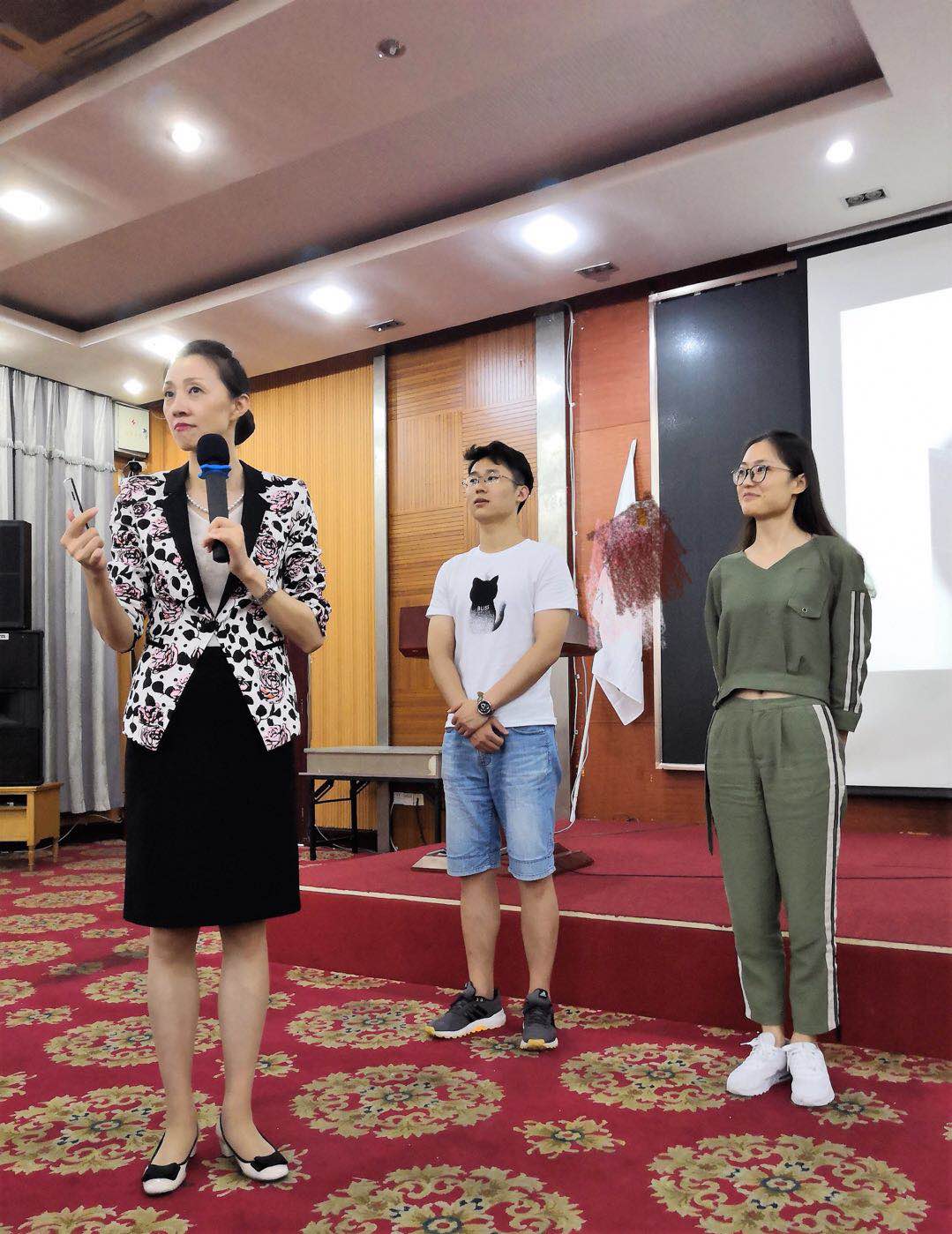 李泉老师6月22日来到长沙市某银行讲授《  金牌商务礼仪》课程圆满