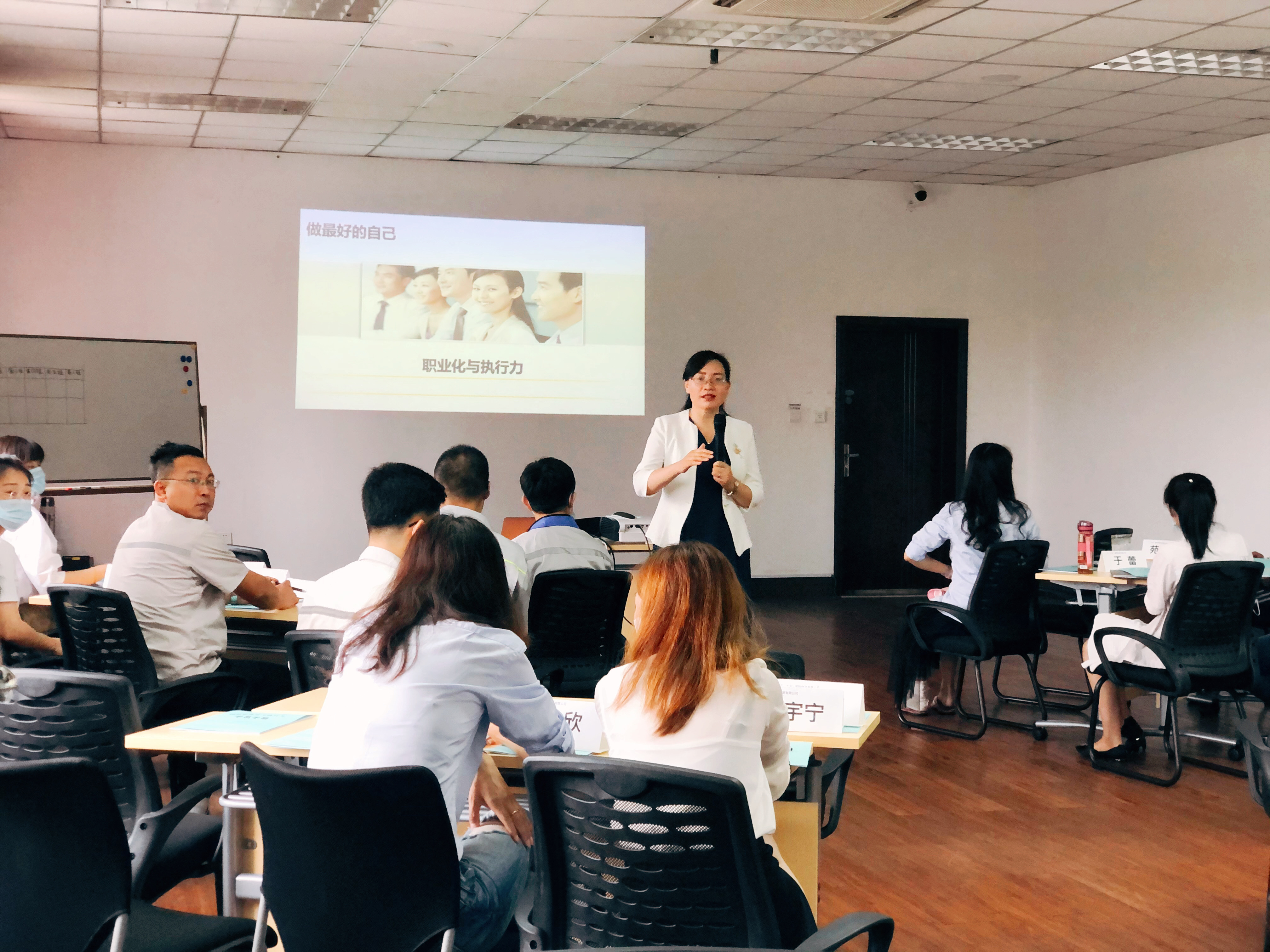 曾秋香老师一2021年7月6号在长春某科技公司讲授《团队职业化与执行力》课程圆满结束