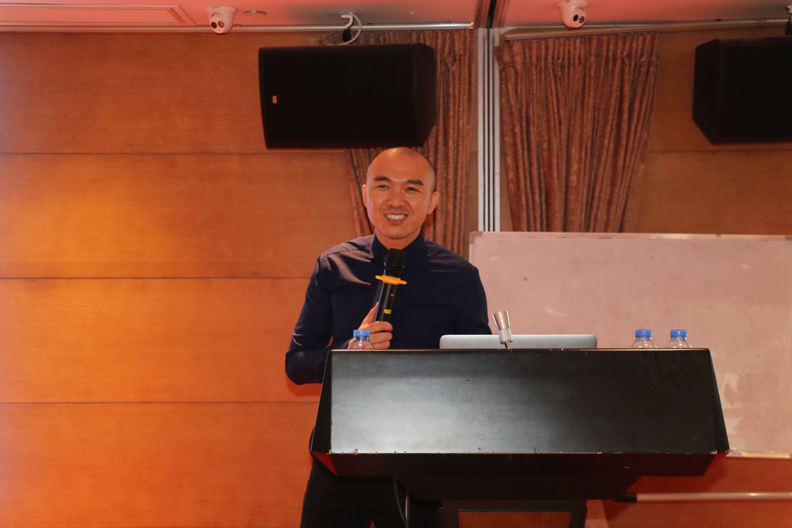 何峰老师7月22日为安生医药讲授 《华丽转身-从学校到企业人的