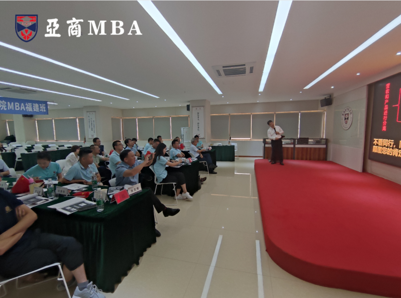 黄武林老师7月10日在厦门讲授《 商业模式创新与竞争力提升》总裁班课程圆满结束！
