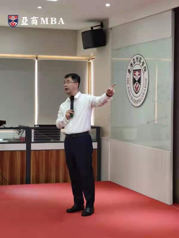 黄武林老师7月10日在厦门讲授《 商业模式创新与竞争力提升》总裁班课程圆满结束！