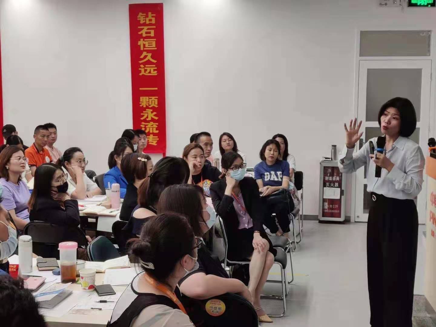 2021年7月15日，严红艳老师于南方基金为高净值客户讲授《爱的智慧——亲子关系技巧》