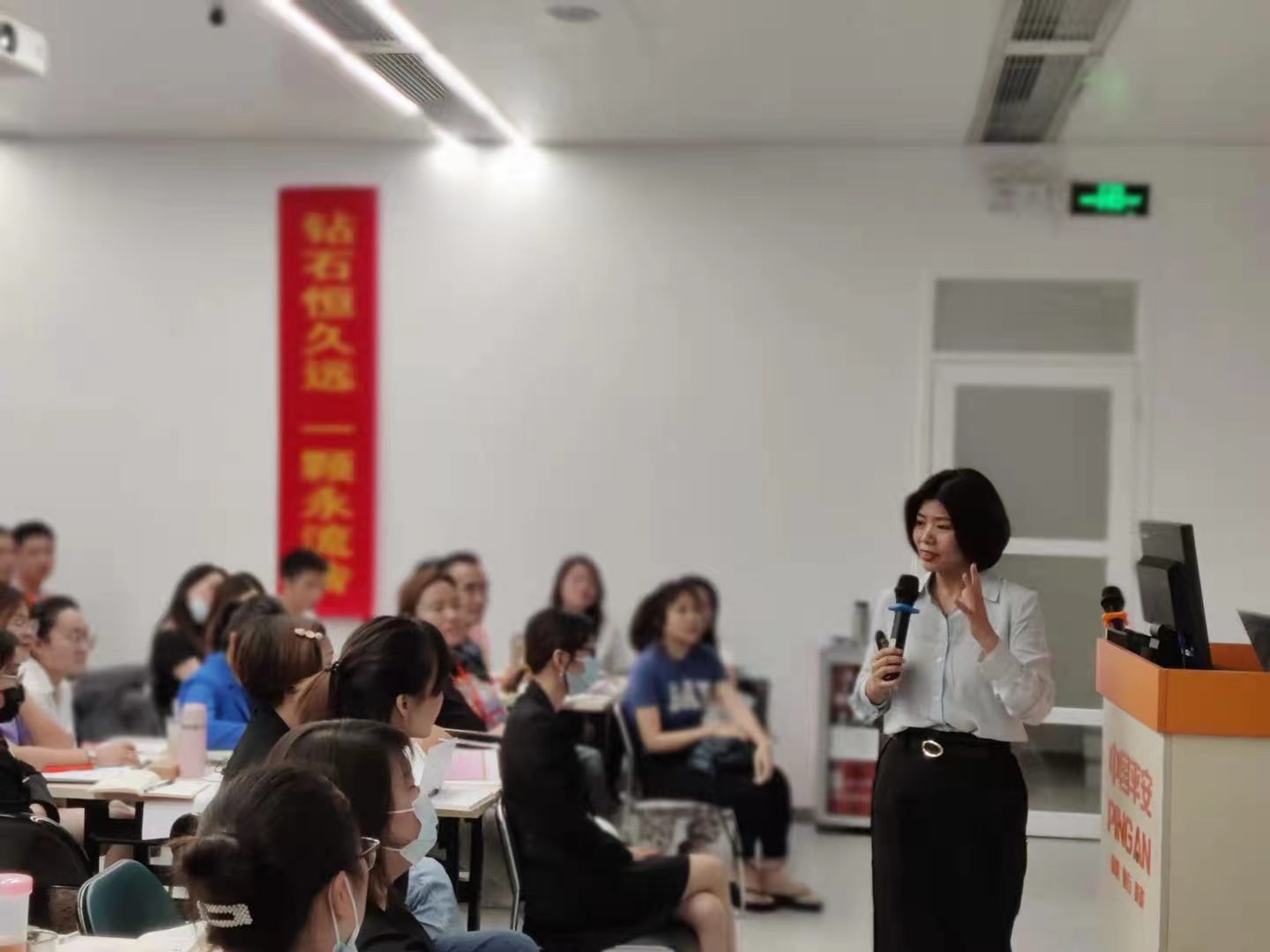 2021年7月15日，严红艳老师于南方基金为高净值客户讲授《爱的智慧——亲子关系技巧》