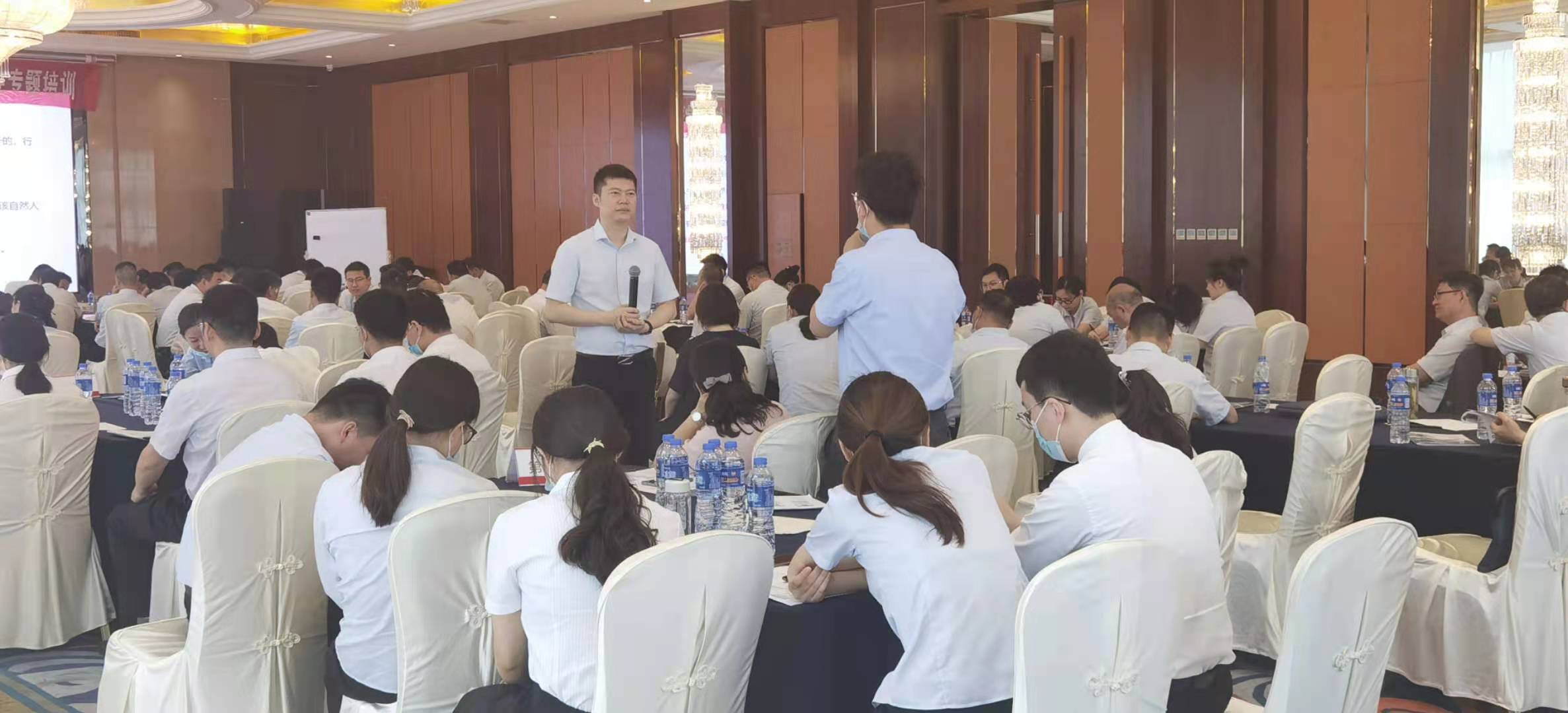 包亮老师受邀在6月19-20号为上海某银行讲授《极限挑战——银行投诉处理与应对》课程