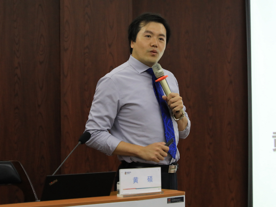 而黄硕老师让人最印象深刻的就是他对于学习的态度,静文,林语,潘娟无