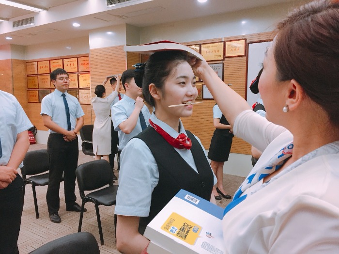 2019年12月10号陈彦希老师为海口民航学院讲授《服务礼仪》